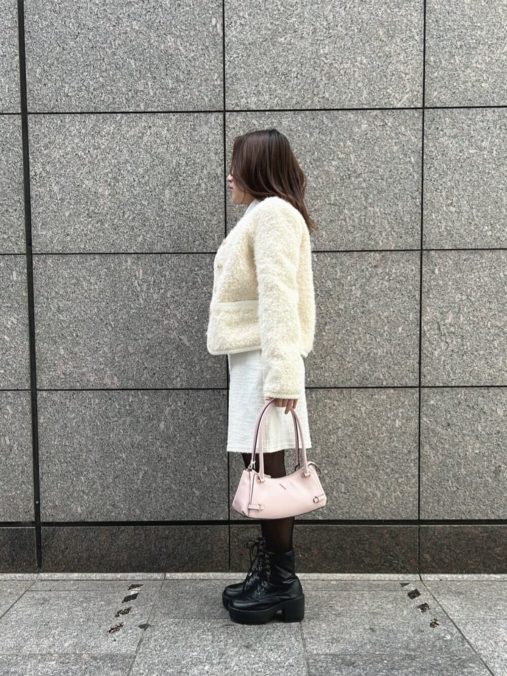 ホワイト系のワンピース、ホワイト系のノーカラージャケット、ピンク系のハンドバッグを着用したレディースの秋コーディネートの3枚目の写真