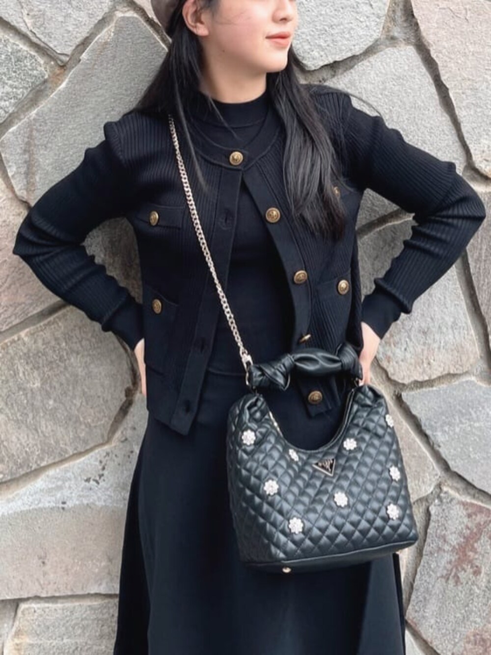 ブラック系のショルダーバッグ、ブラック系のカーディガン/ボレロ、ブラック系のワンピースを着用したレディースの秋コーディネートの4枚目の写真