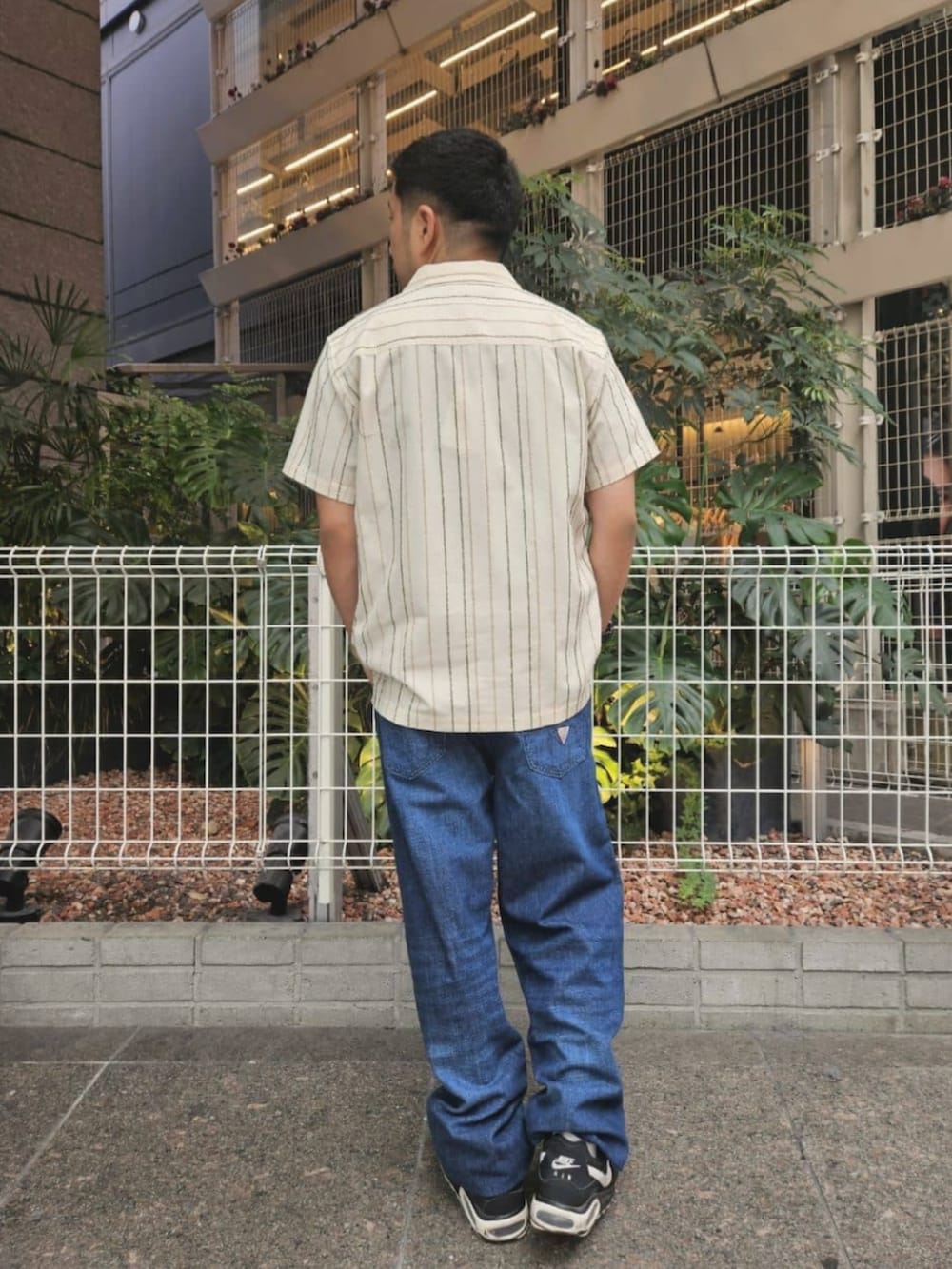 ホワイト系のシャツ/ブラウス、ブルー系のデニムパンツを着用したメンズの夏コーディネートの2枚目の写真