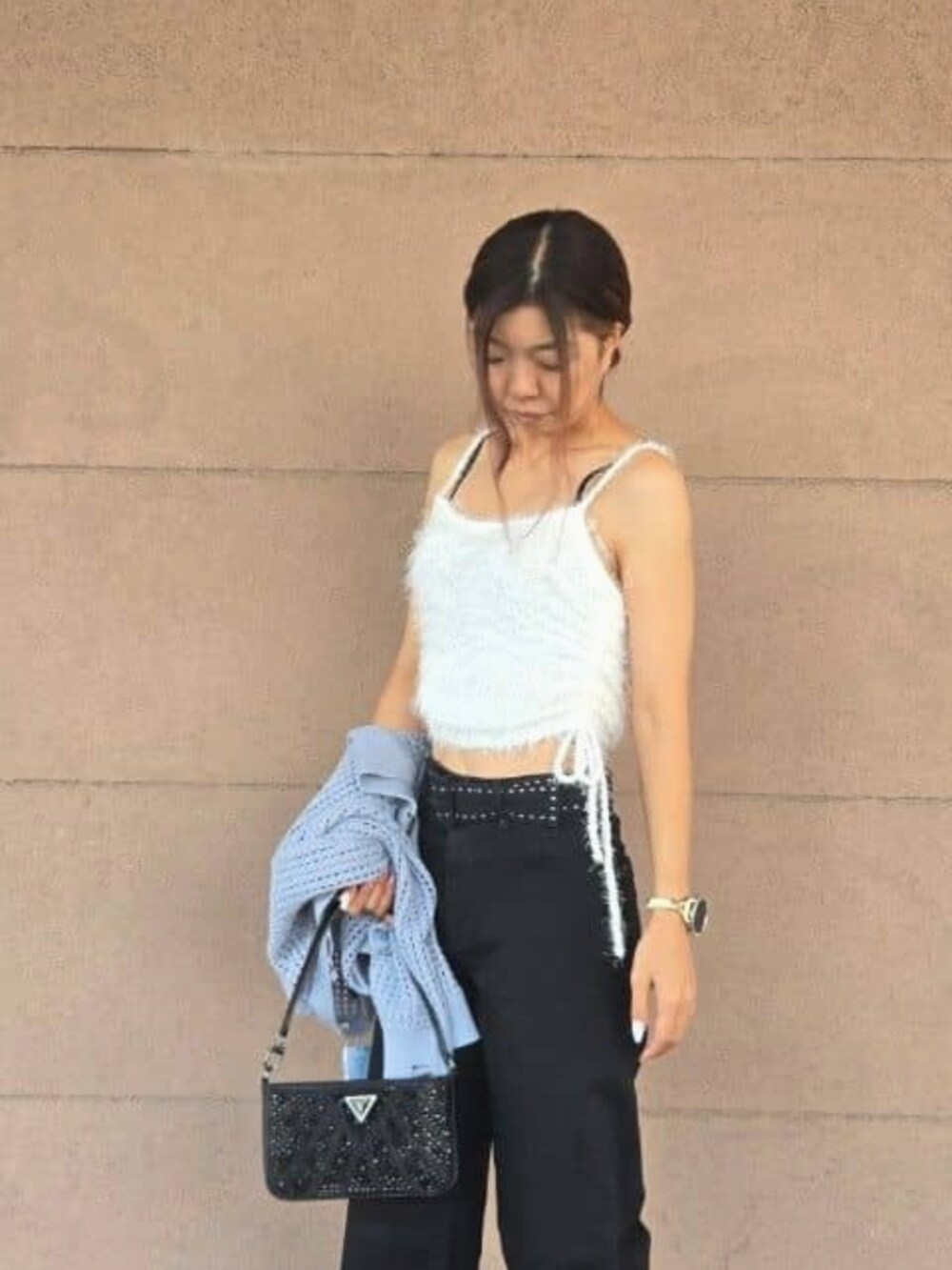 ブラック系のデニムパンツ、ブルー系のカーディガン/ボレロ、その他のキャミソールを着用したレディースの秋コーディネートの5枚目の写真