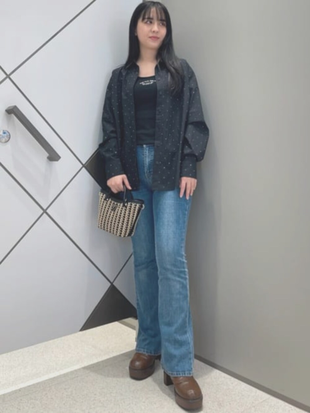 ブルー系のデニムパンツ、ブラック系のタンクトップ、ブラック系のシャツ/ブラウスを着用したレディースの夏コーディネートの4枚目の写真