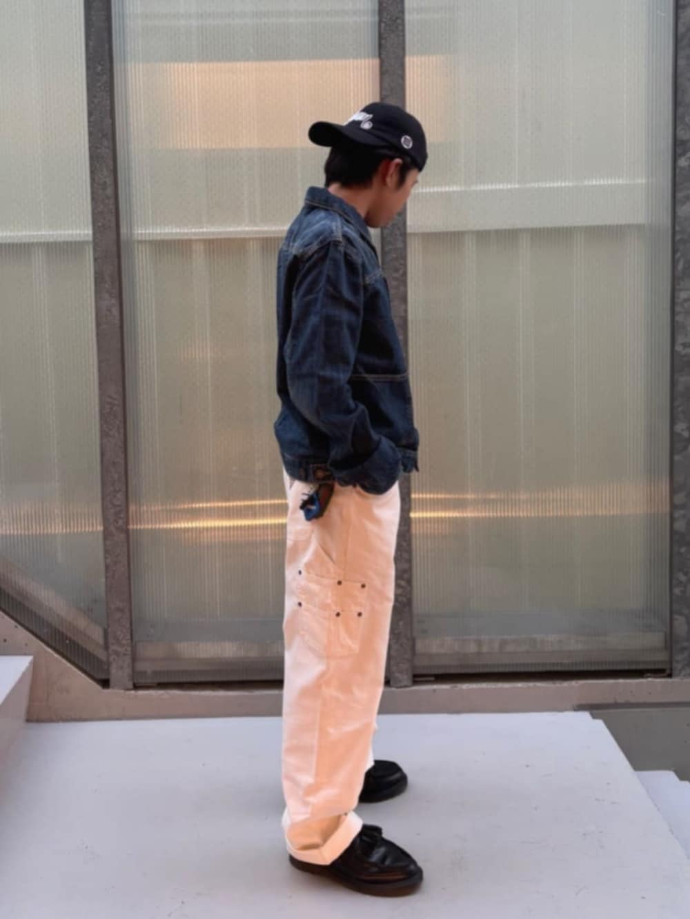 ホワイト系のカーゴパンツ、ブルー系のデニムジャケット、ホワイト系のTシャツ/カットソーを着用したメンズの秋コーディネートの3枚目の写真