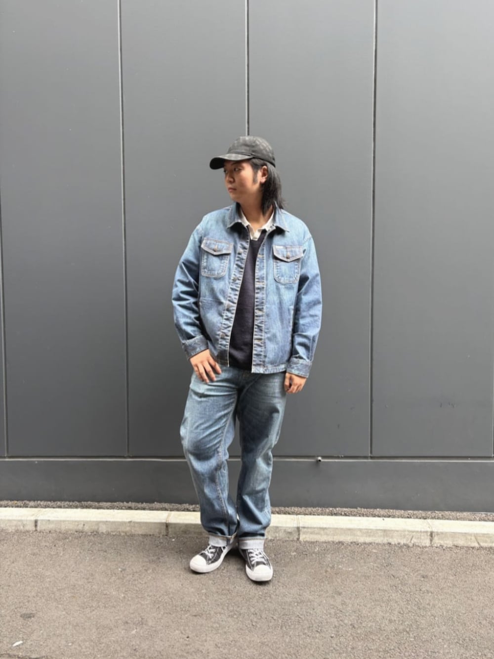 ブルー系のポロシャツ、ブルー系のデニムパンツ、ブルー系のデニムジャケットを着用したメンズの秋コーディネートの4枚目の写真