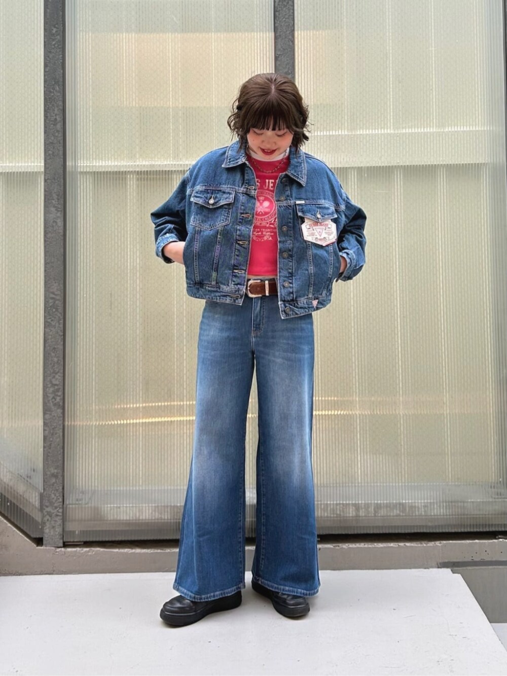 ブルー系のデニムパンツ、ピンク系のTシャツ/カットソー、ブルー系のデニムジャケットを着用したレディースの秋コーディネートの4枚目の写真