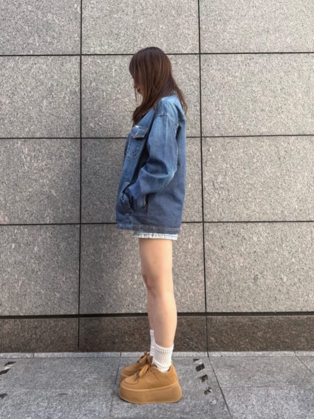 ブルー系のデニムパンツ、ブルー系のデニムジャケット、ブルー系のTシャツ/カットソーを着用したレディースの秋コーディネートの3枚目の写真