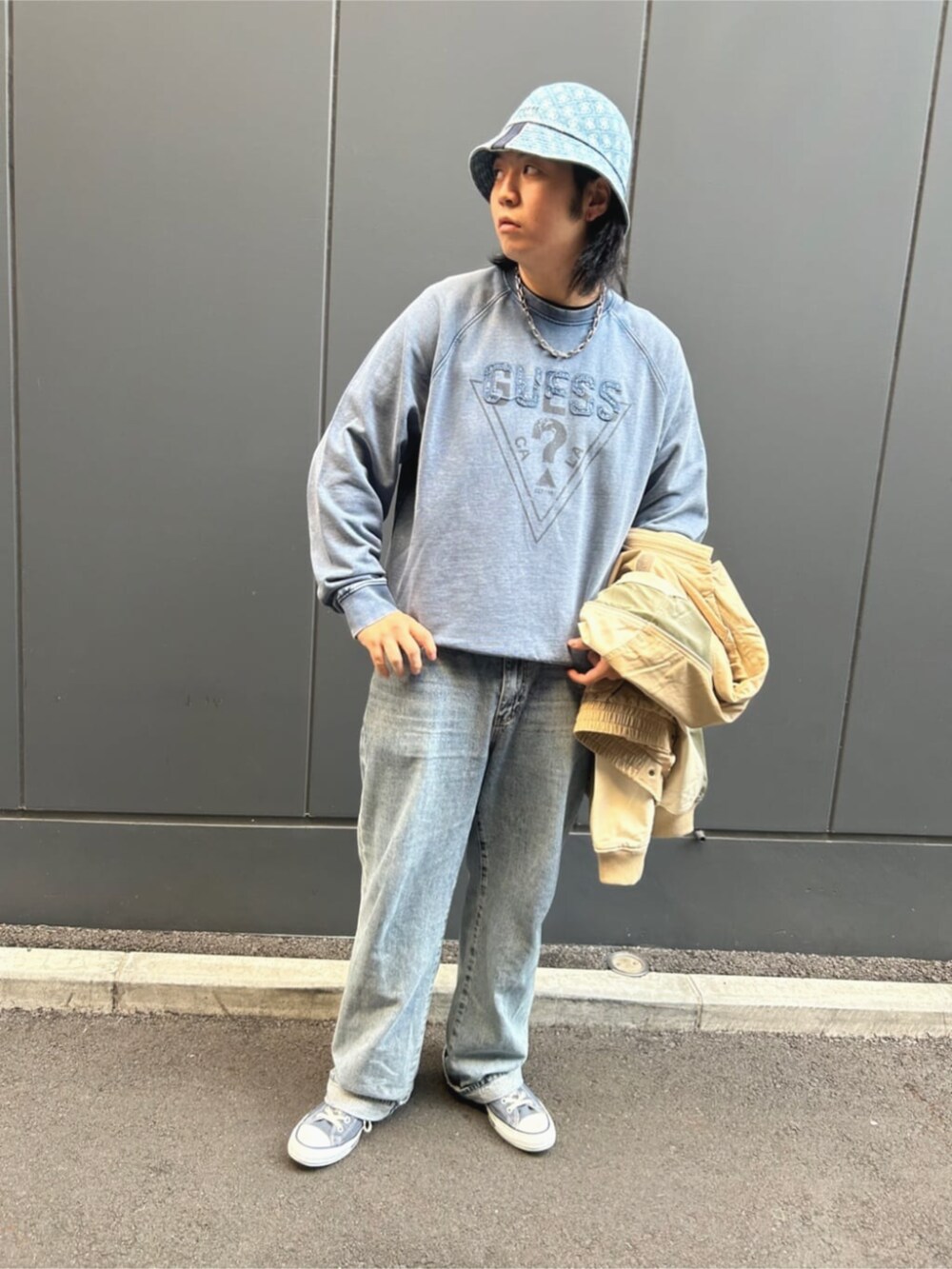 ブルー系のデニムパンツ、ベージュ系のその他アウター、ブルー系のスウェットを着用したメンズの秋コーディネートの4枚目の写真