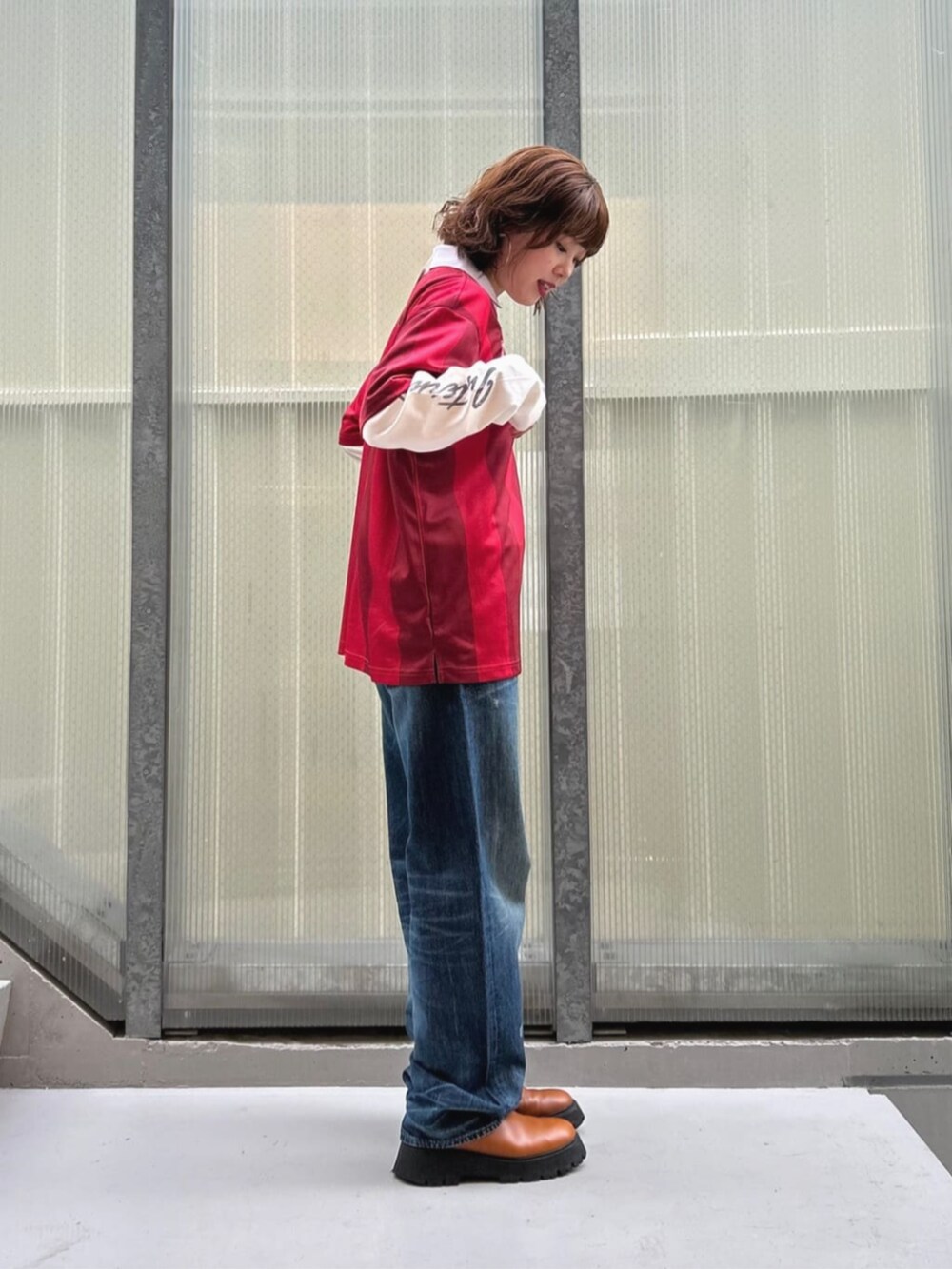 ブルー系のデニムパンツ、ホワイト系のTシャツ/カットソーを着用したレディースの秋コーディネートの3枚目の写真