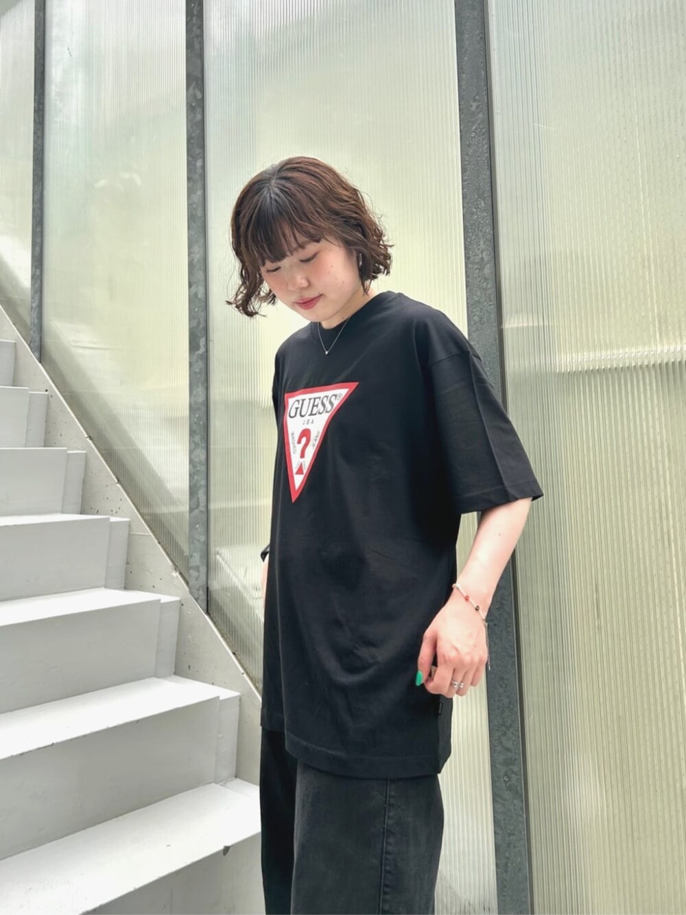 ブルー系のデニムパンツ、ブラック系のTシャツ/カットソーを着用したレディースの夏コーディネートの5枚目の写真