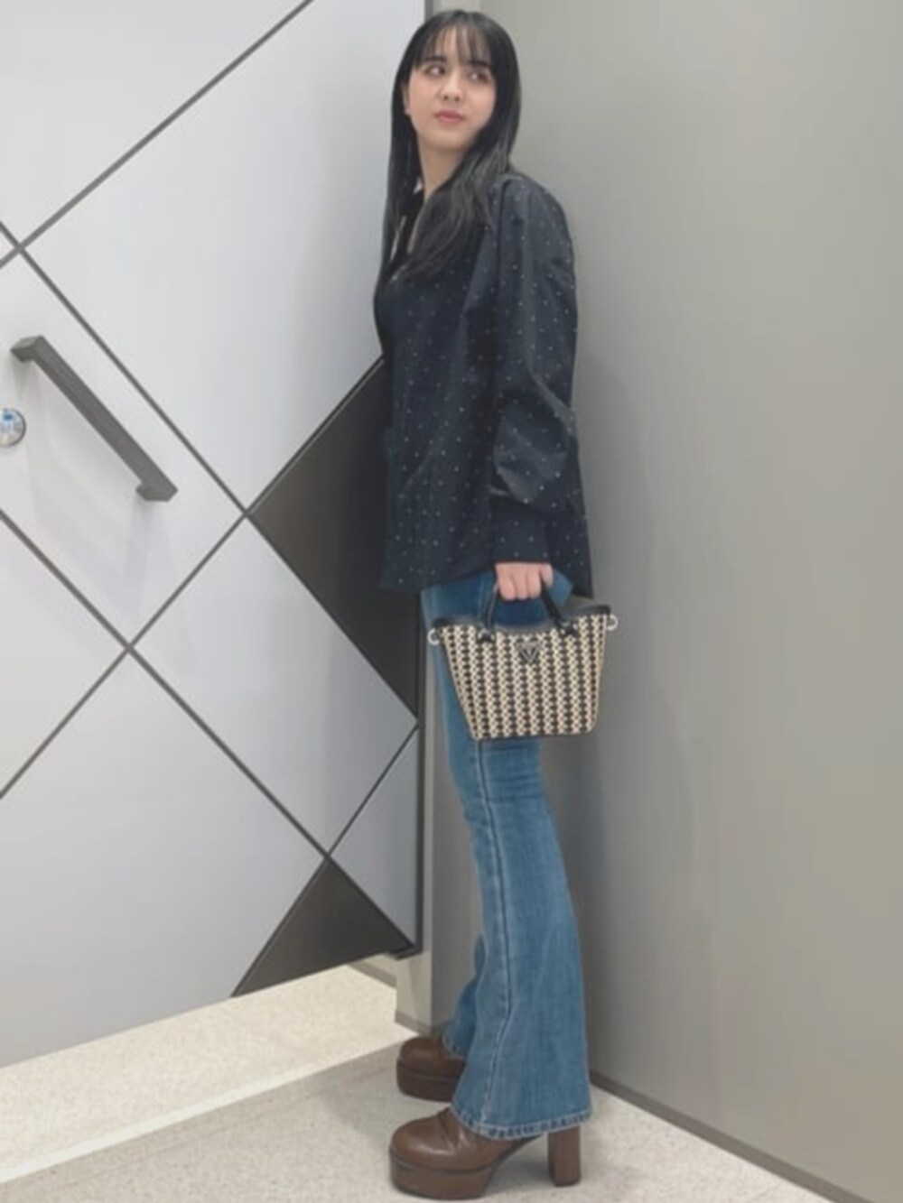 ブルー系のデニムパンツ、ブラック系のタンクトップ、ブラック系のシャツ/ブラウスを着用したレディースの夏コーディネートの3枚目の写真