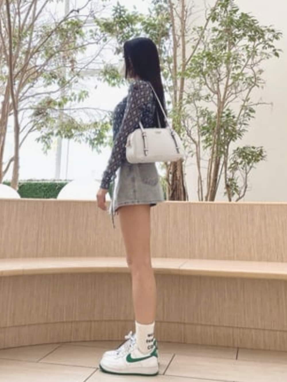 グレー系のデニムパンツ、ブルー系のTシャツ/カットソーを着用したレディースの夏コーディネートの3枚目の写真