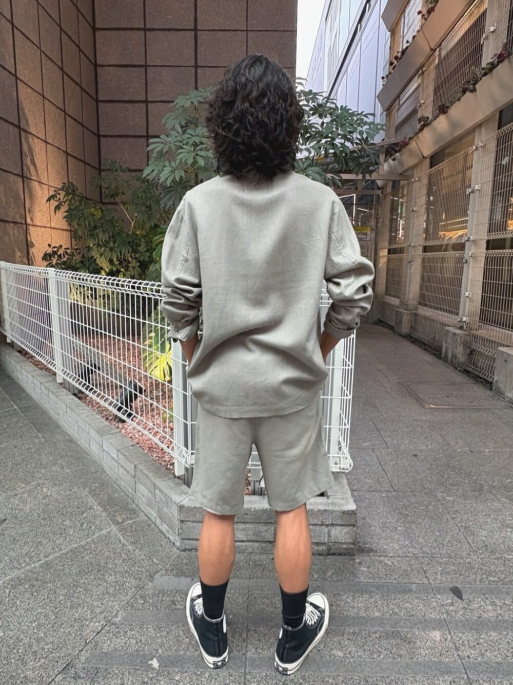 ブラウン系のシャツ/ブラウス、グリーン系のその他パンツを着用したメンズの夏コーディネートの2枚目の写真