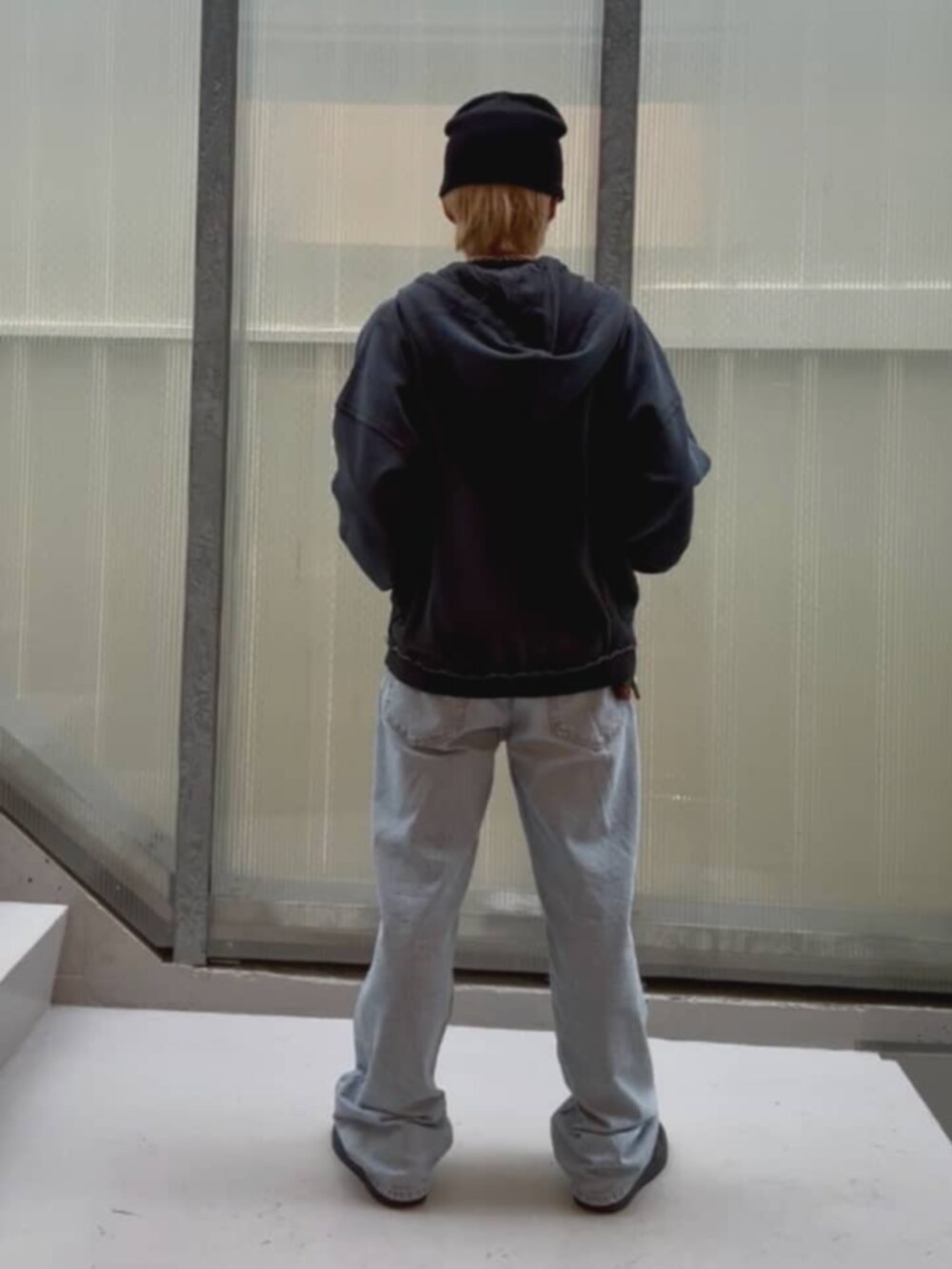 ブルー系のデニムパンツ、ブラック系のTシャツ/カットソー、その他のトランクスを着用したメンズの秋コーディネートの2枚目の写真