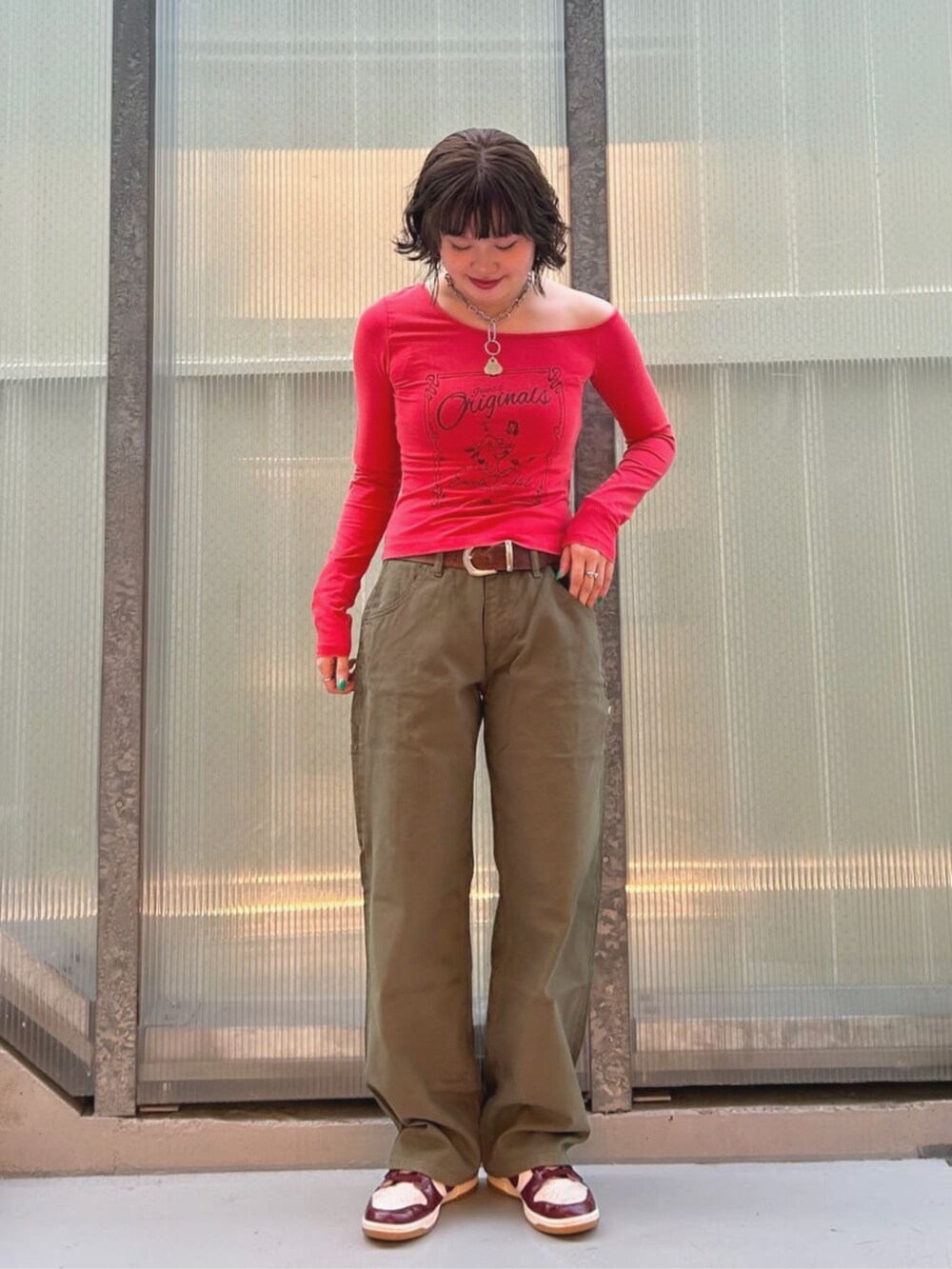 オレンジ系のTシャツ/カットソー、グリーン系のカーゴパンツを着用したレディースの夏コーディネートの4枚目の写真