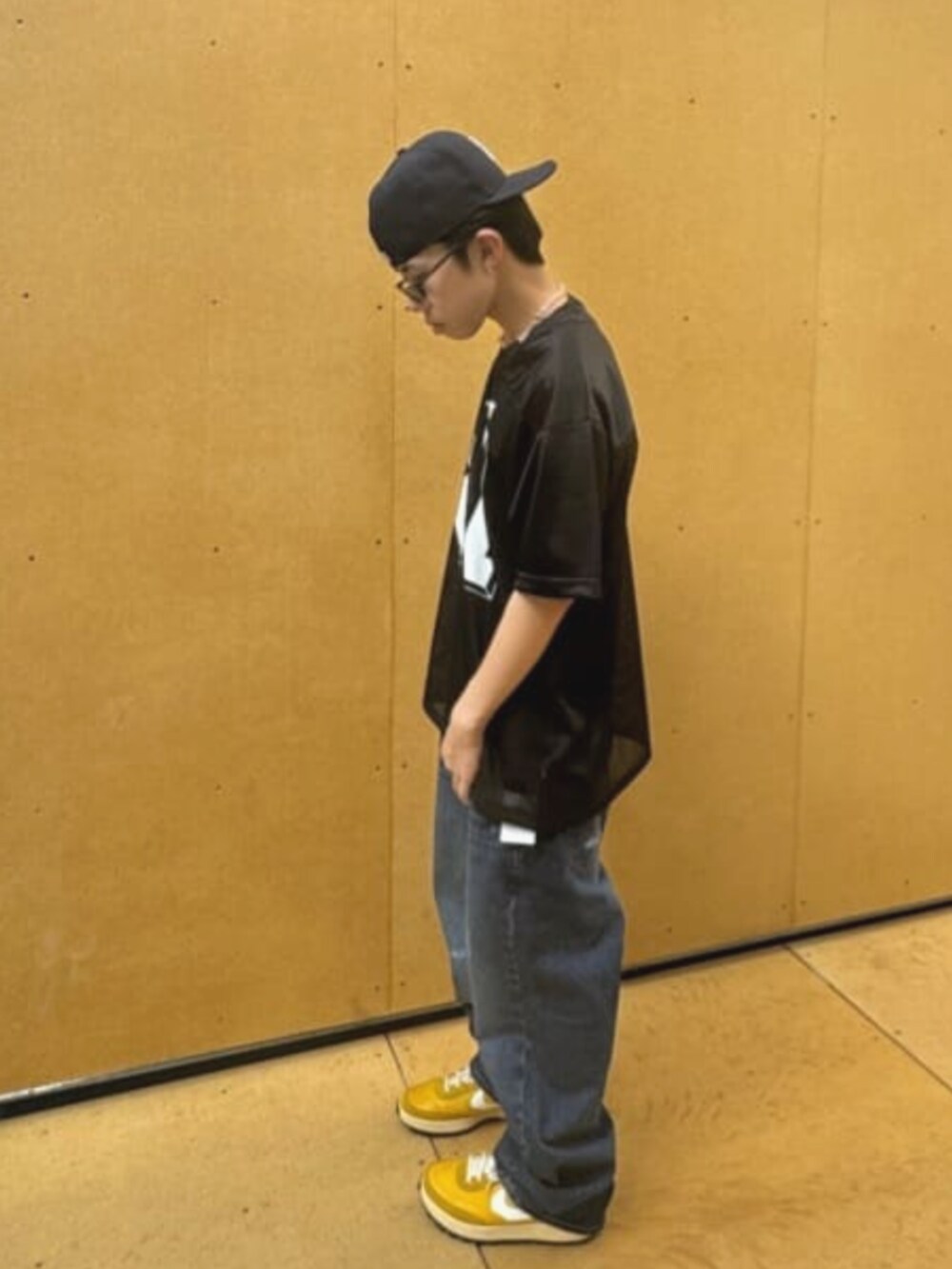 ブラック系のTシャツ/カットソー、ブルー系のデニムパンツを着用したメンズの夏コーディネートの3枚目の写真