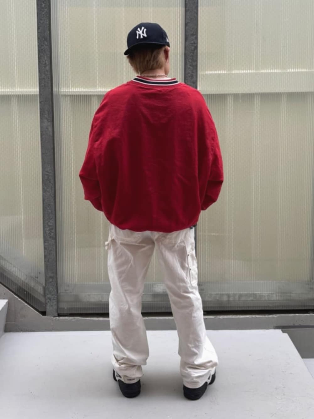 レッド系のその他トップス、ホワイト系のスウェット、ホワイト系のカーゴパンツを着用したメンズの秋コーディネートの2枚目の写真