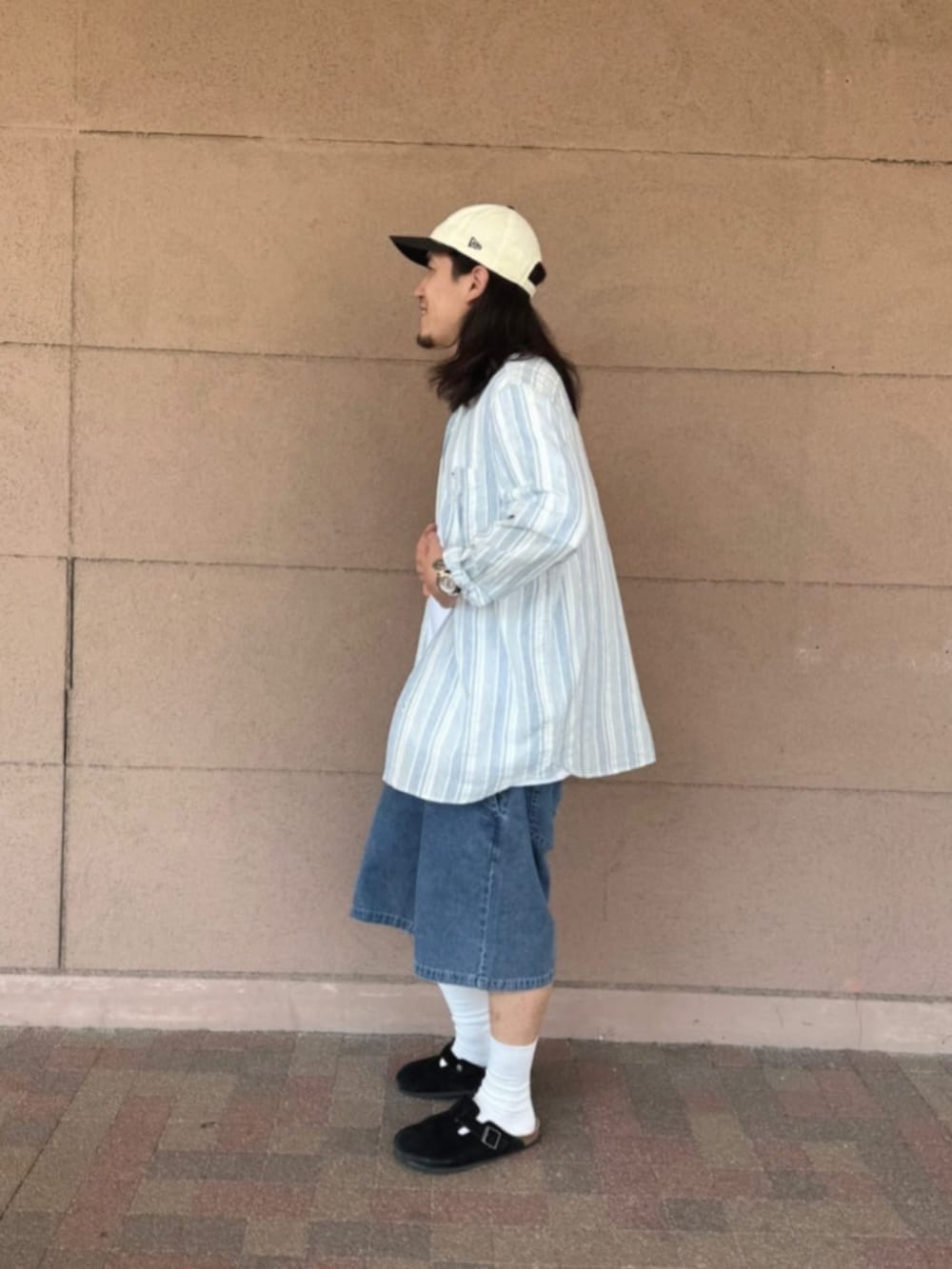 ブルー系のデニムパンツを着用したメンズの秋コーディネートの2枚目の写真