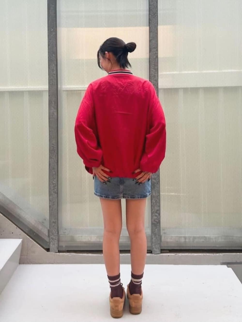 ブルー系のデニムスカート、レッド系のその他トップスを着用したレディースの秋コーディネートの2枚目の写真