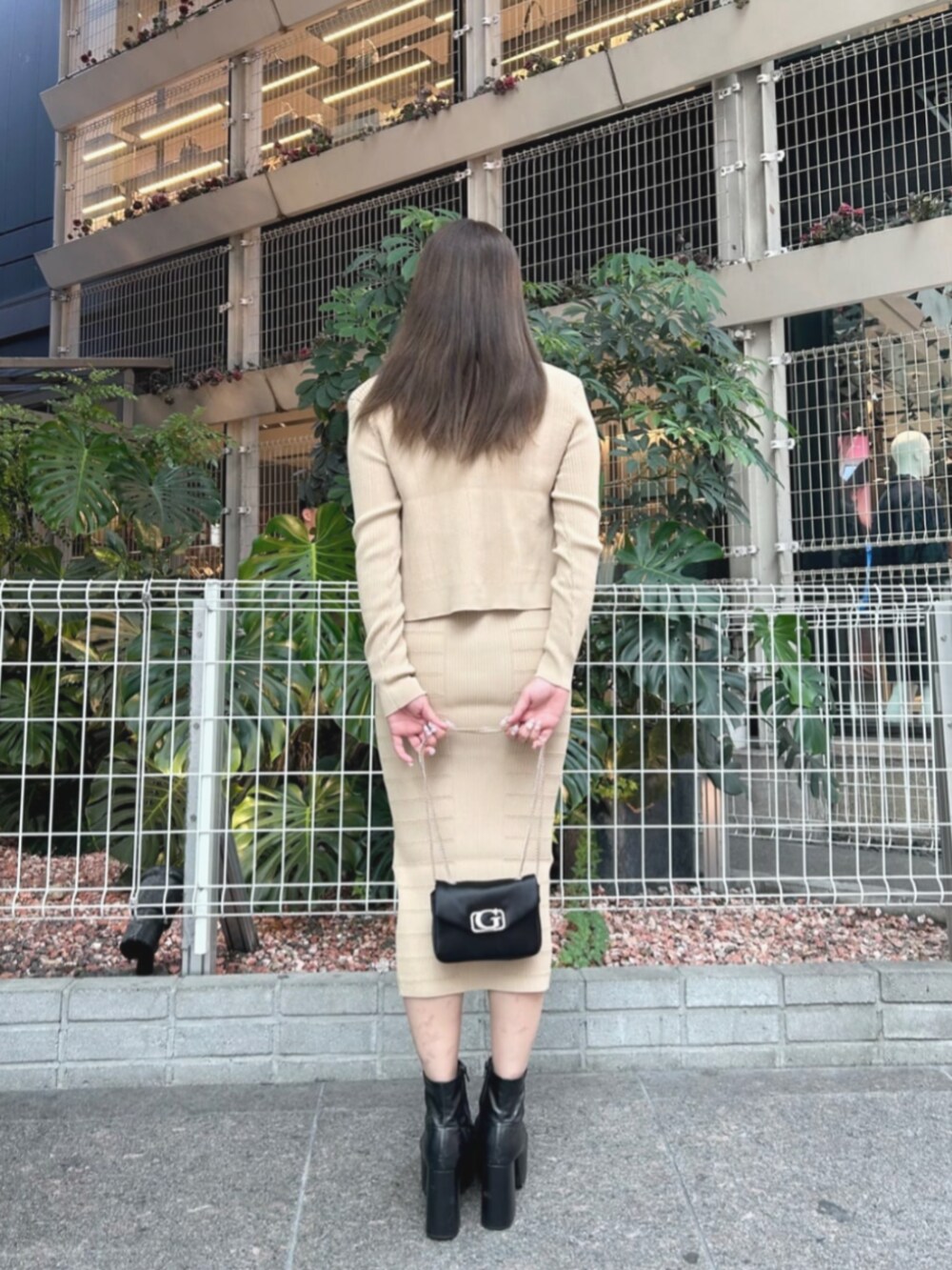 ベージュ系のカーディガン/ボレロ、ベージュ系のタンクトップ、ベージュ系のスカートを着用したレディースの秋コーディネートの2枚目の写真