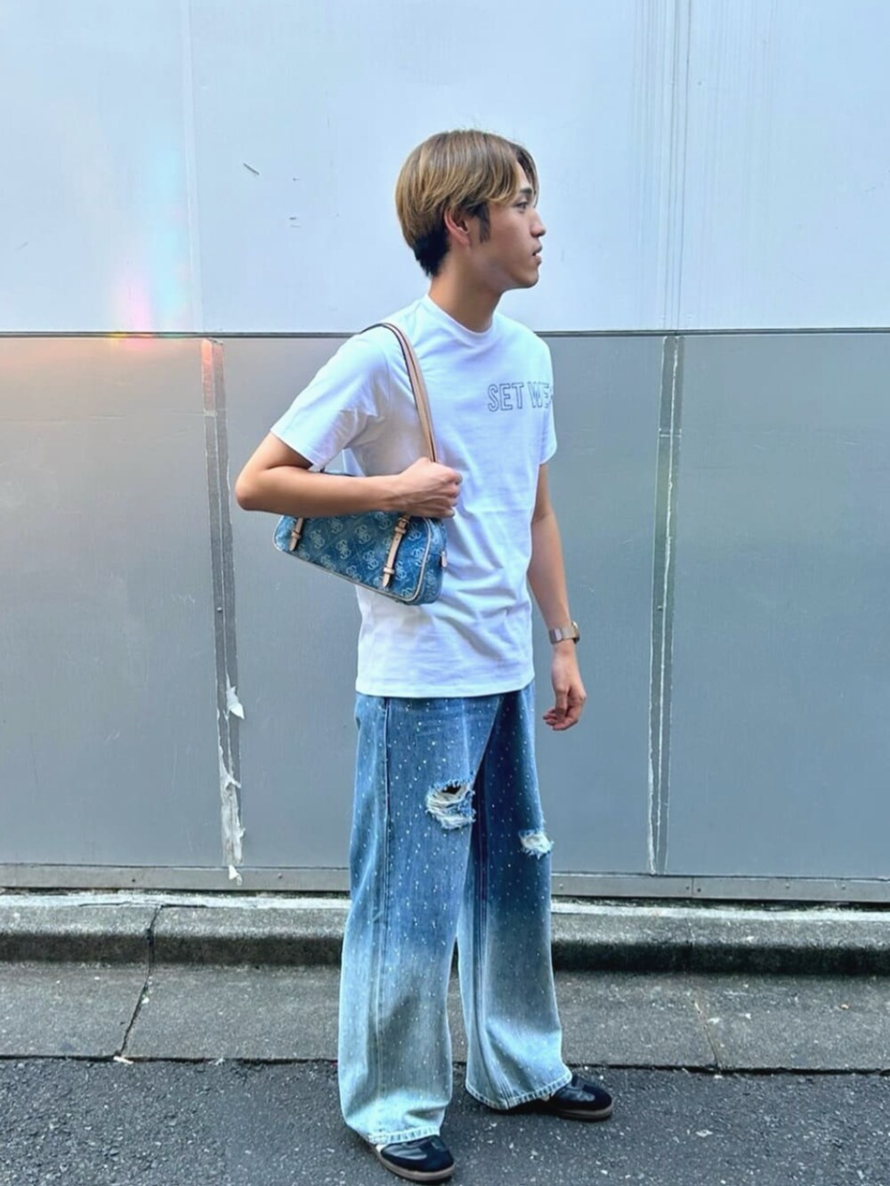 ブルー系のショルダーバッグ、ブルー系のデニムパンツを着用したメンズの夏コーディネートの4枚目の写真