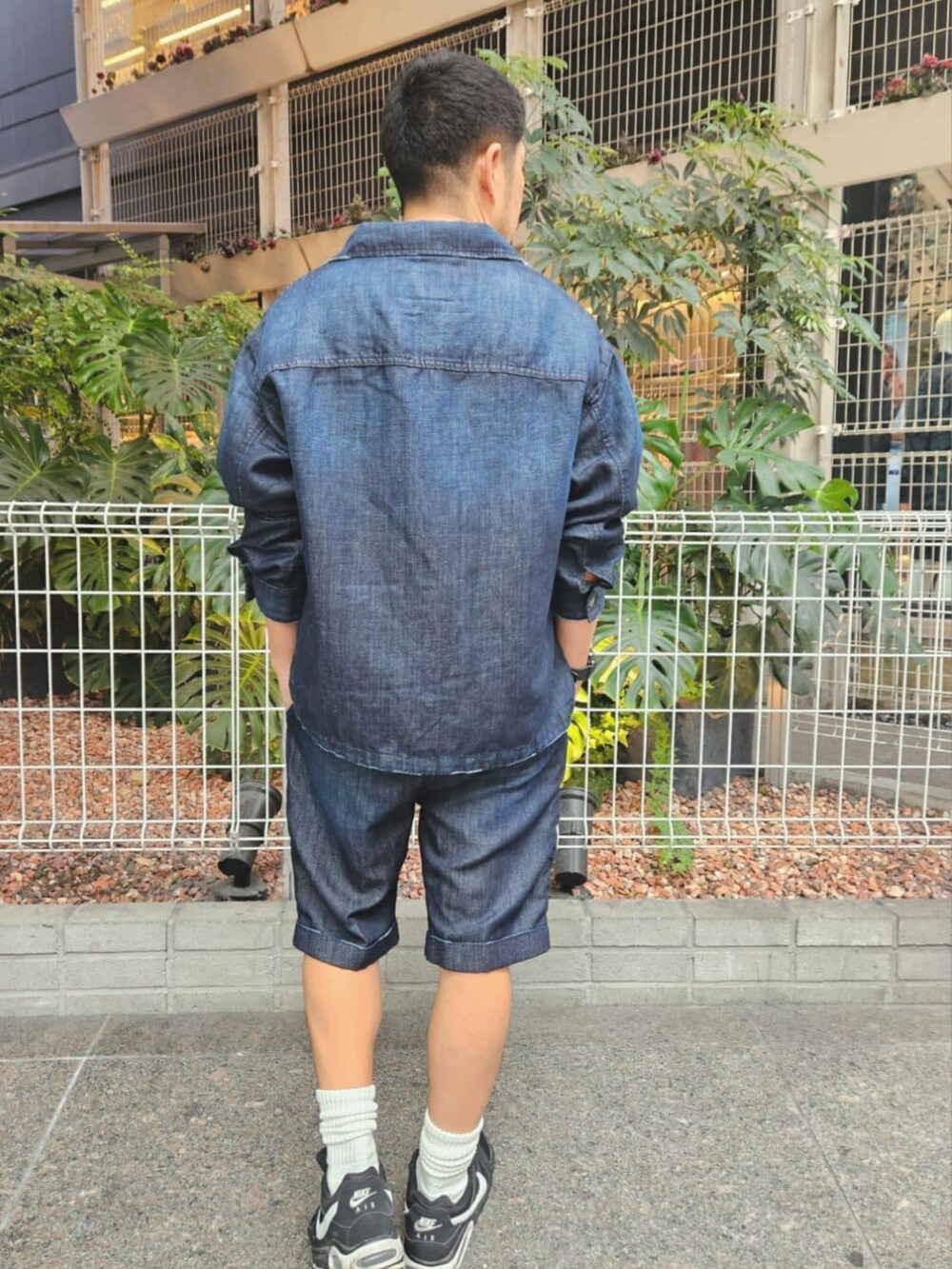 ブルー系のシャツ/ブラウス、ブルー系のTシャツ/カットソー、ブルー系のその他パンツを着用したメンズの夏コーディネートの2枚目の写真