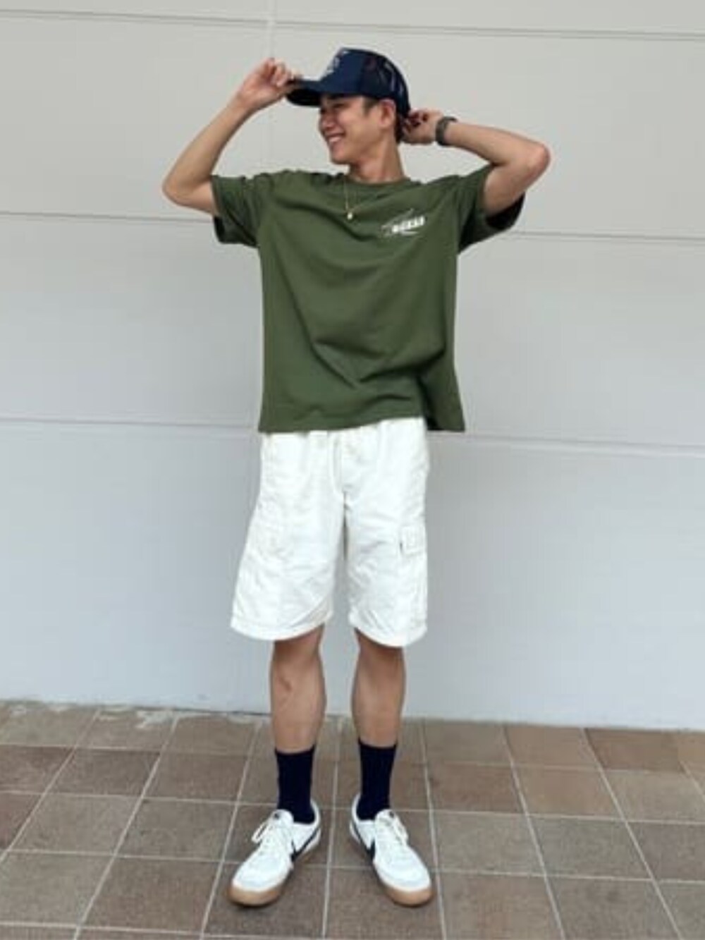 「guess、GUESS、GUESS Originals、バックプリント、夏コーデ、バックプリントTシャツ」｜「GuessのGUESS Originals x 88rising Trucker Cap（キャップ、グレー系）」を使った、GUESS JAPANさん（メンズ・174cm）の冬コーディネートの2枚目の写真