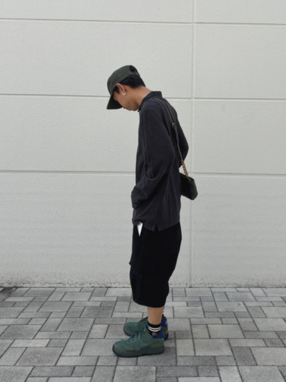 ブラック系のハンドバッグを着用したメンズの秋コーディネートの3枚目の写真