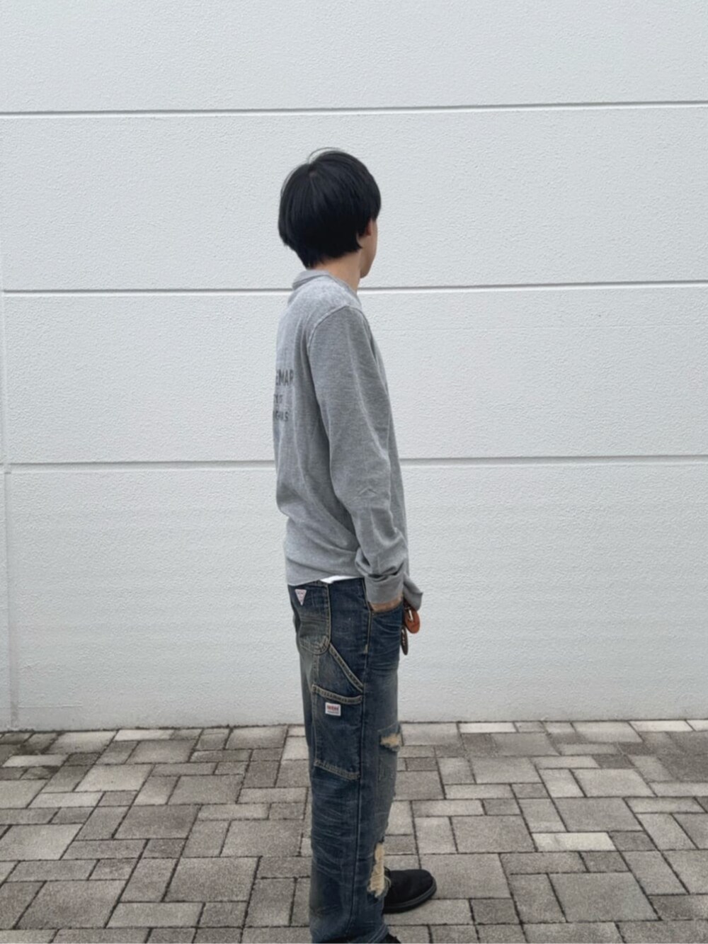 グレー系のスウェットを着用したメンズの秋コーディネートの3枚目の写真