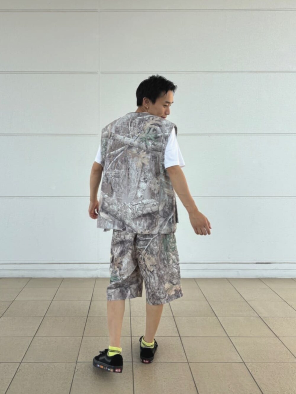 その他のカーゴパンツ、その他のベストを着用したメンズの秋コーディネートの5枚目の写真