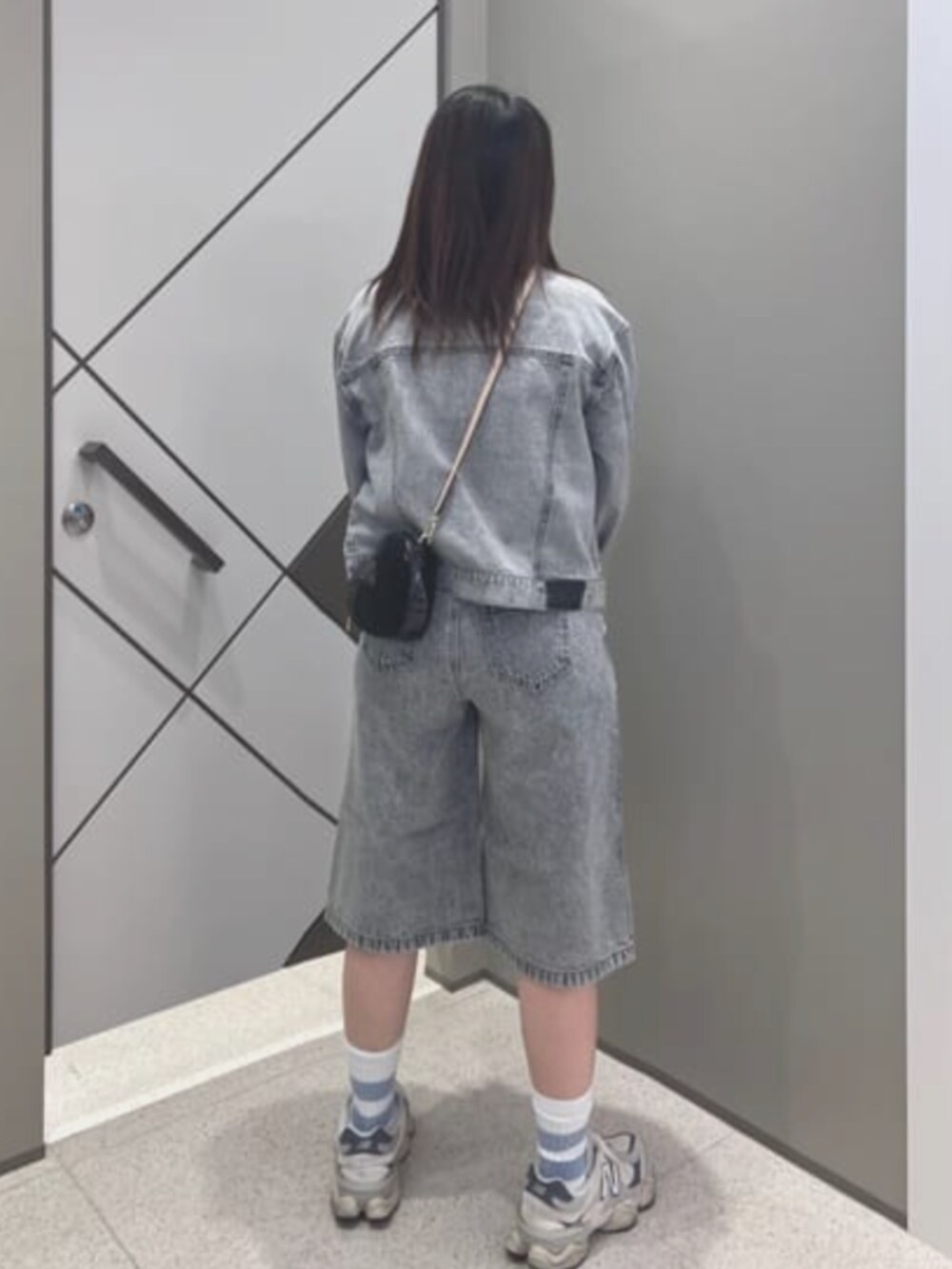 グレー系のデニムパンツ、グレー系のデニムジャケット、ブラック系のTシャツ/カットソーを着用したレディースの夏コーディネートの2枚目の写真