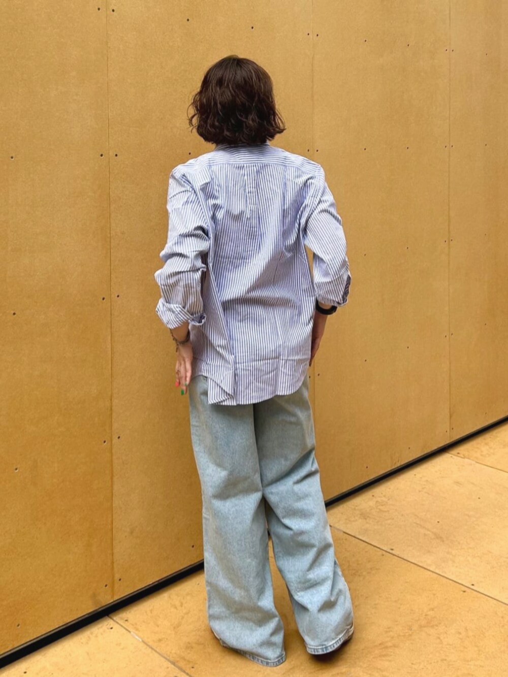 ブルー系のシャツ/ブラウス、ホワイト系のタンクトップ、ブルー系のデニムパンツを着用したレディースの夏コーディネートの2枚目の写真