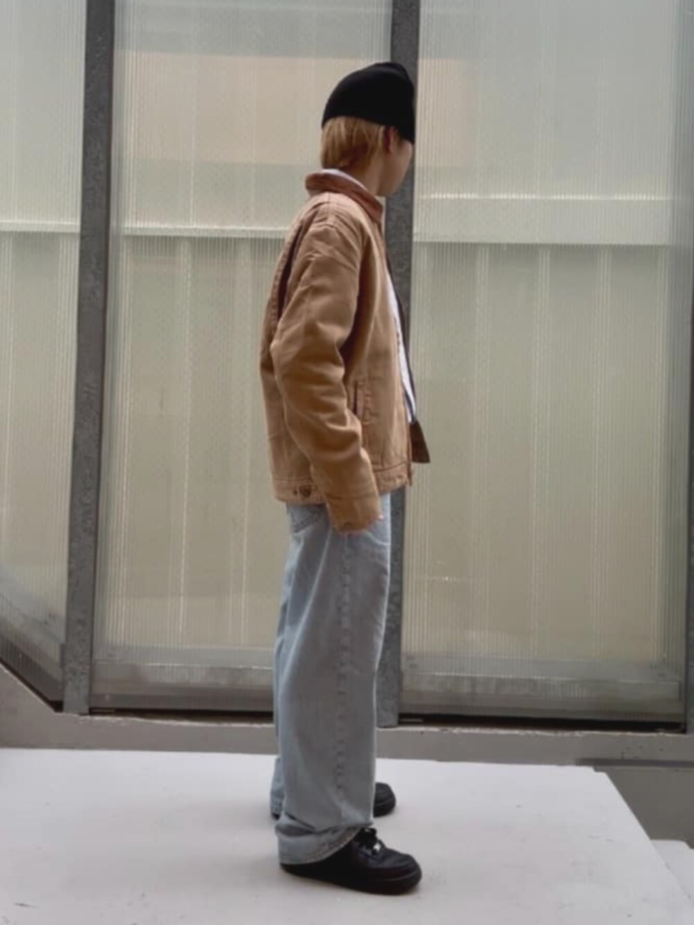 ブルー系のデニムパンツ、ブルー系のシャツ/ブラウス、ベージュ系のブルゾンを着用したメンズの秋コーディネートの3枚目の写真