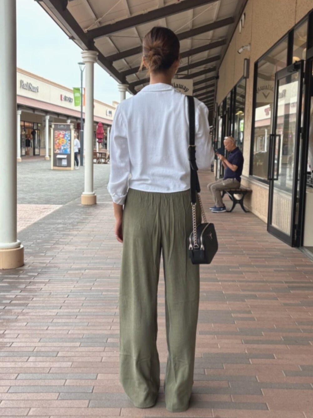 ブラック系のショルダーバッグを着用したレディースの夏コーディネートの2枚目の写真