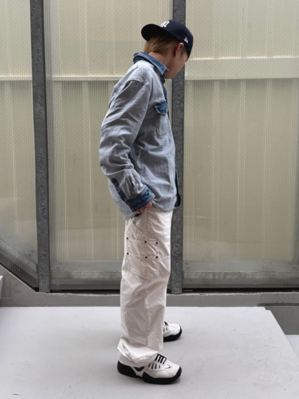 ホワイト系のスウェット、ホワイト系のカーゴパンツ、その他のシャツ/ブラウスを着用したメンズの秋コーディネートの3枚目の写真