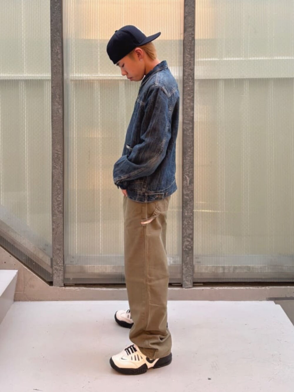 グリーン系のカーゴパンツ、ブルー系のデニムジャケット、その他のボクサーパンツを着用したメンズの秋コーディネートの3枚目の写真