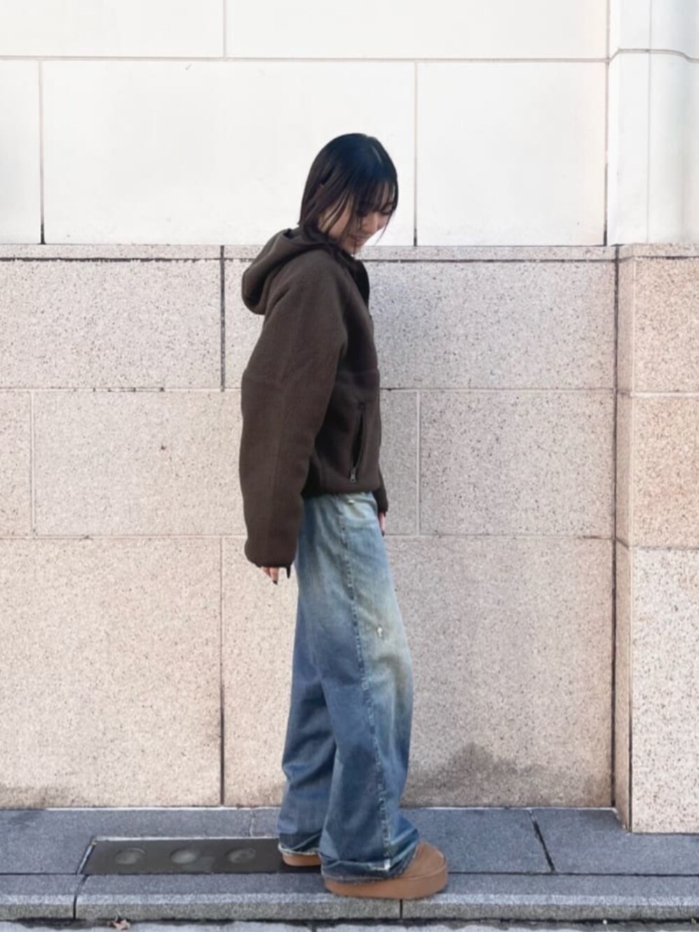 ブルー系のデニムパンツ、ブラウン系のその他アウターを着用したレディースの冬コーディネートの3枚目の写真