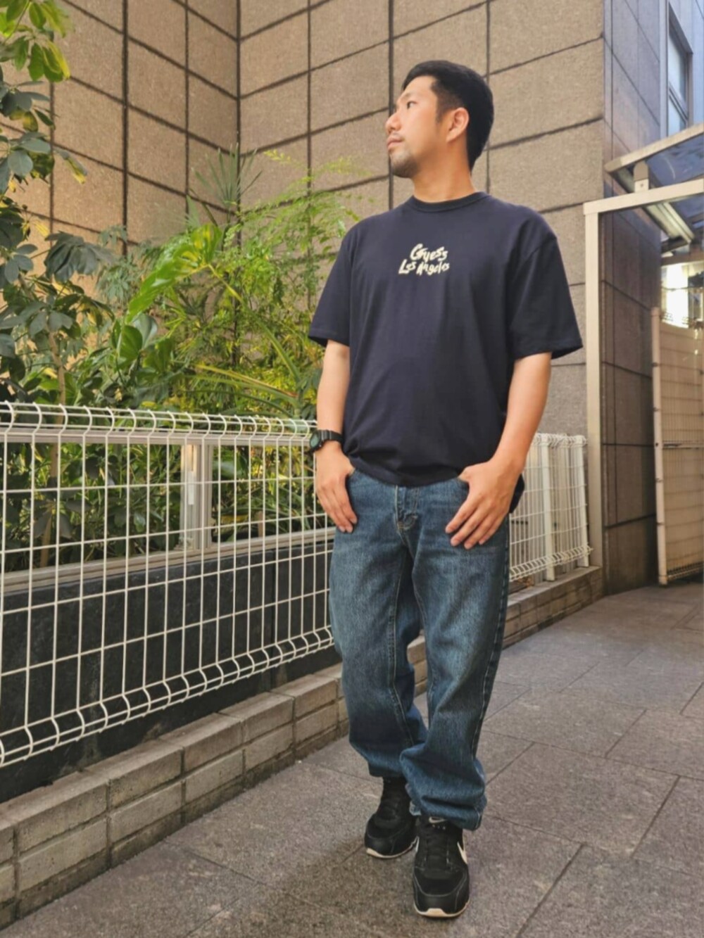 ブルー系のデニムパンツ、ブルー系のTシャツ/カットソーを着用したメンズの夏コーディネートの3枚目の写真