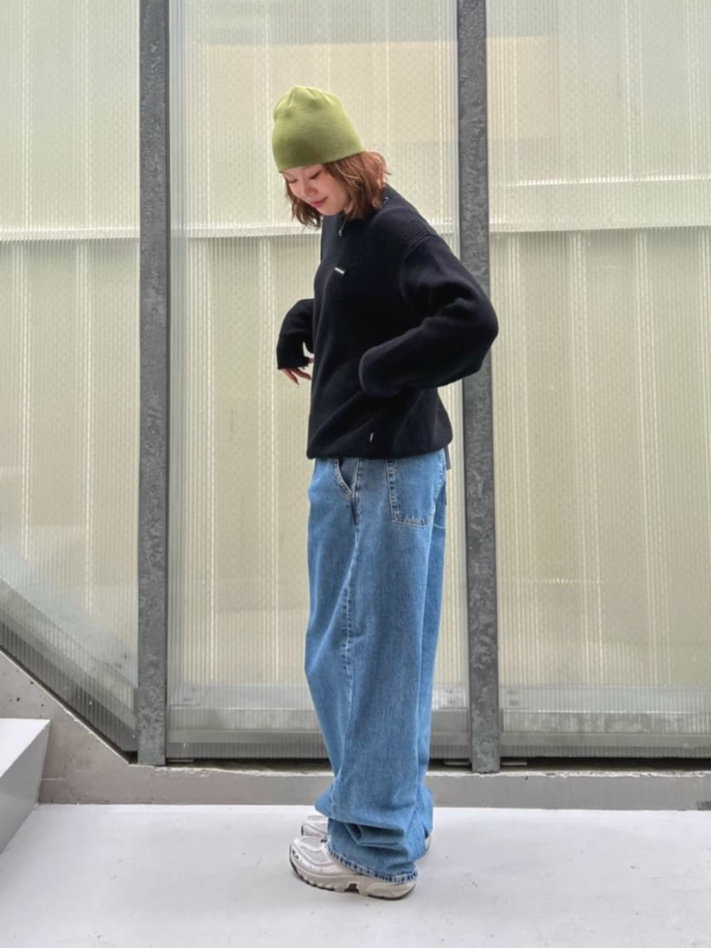 ブルー系のデニムパンツ、ブラック系のスウェットを着用したレディースの冬コーディネートの3枚目の写真