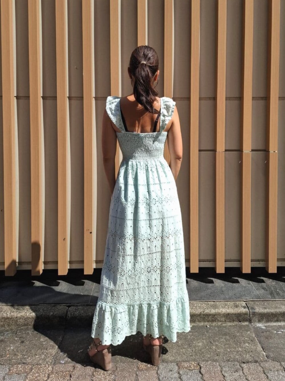 ブルー系のワンピースを着用したレディースの夏コーディネートの2枚目の写真