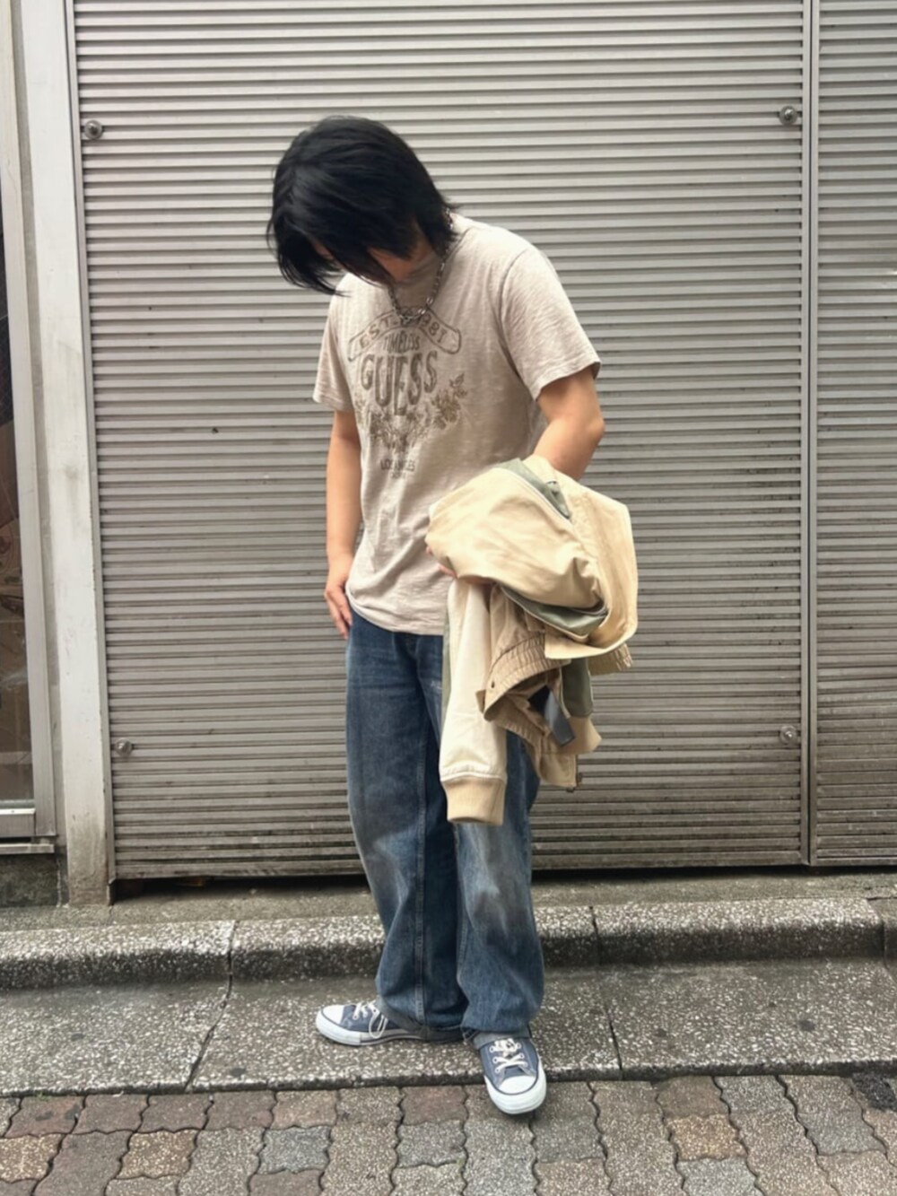 ブルー系のデニムパンツ、ベージュ系のその他アウター、ベージュ系のTシャツ/カットソーを着用したメンズの秋コーディネートの4枚目の写真