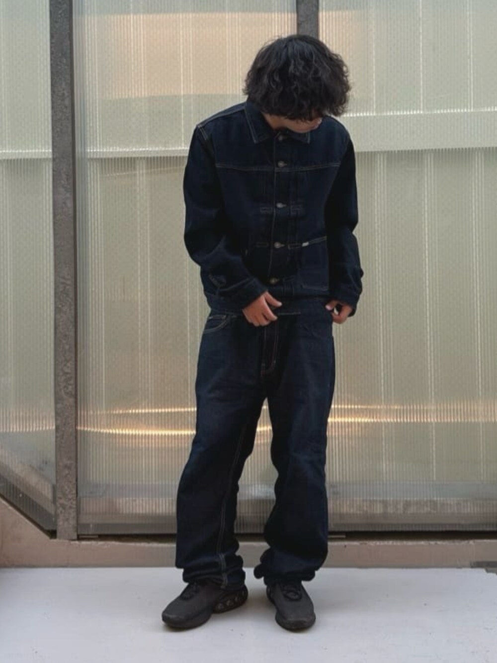 ブルー系のデニムジャケットを着用したメンズの夏コーディネートの4枚目の写真