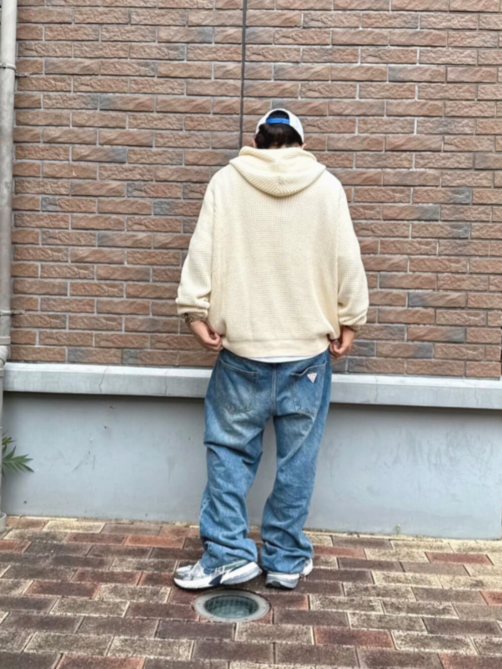 ホワイト系のパーカーを着用したメンズの秋コーディネートの2枚目の写真