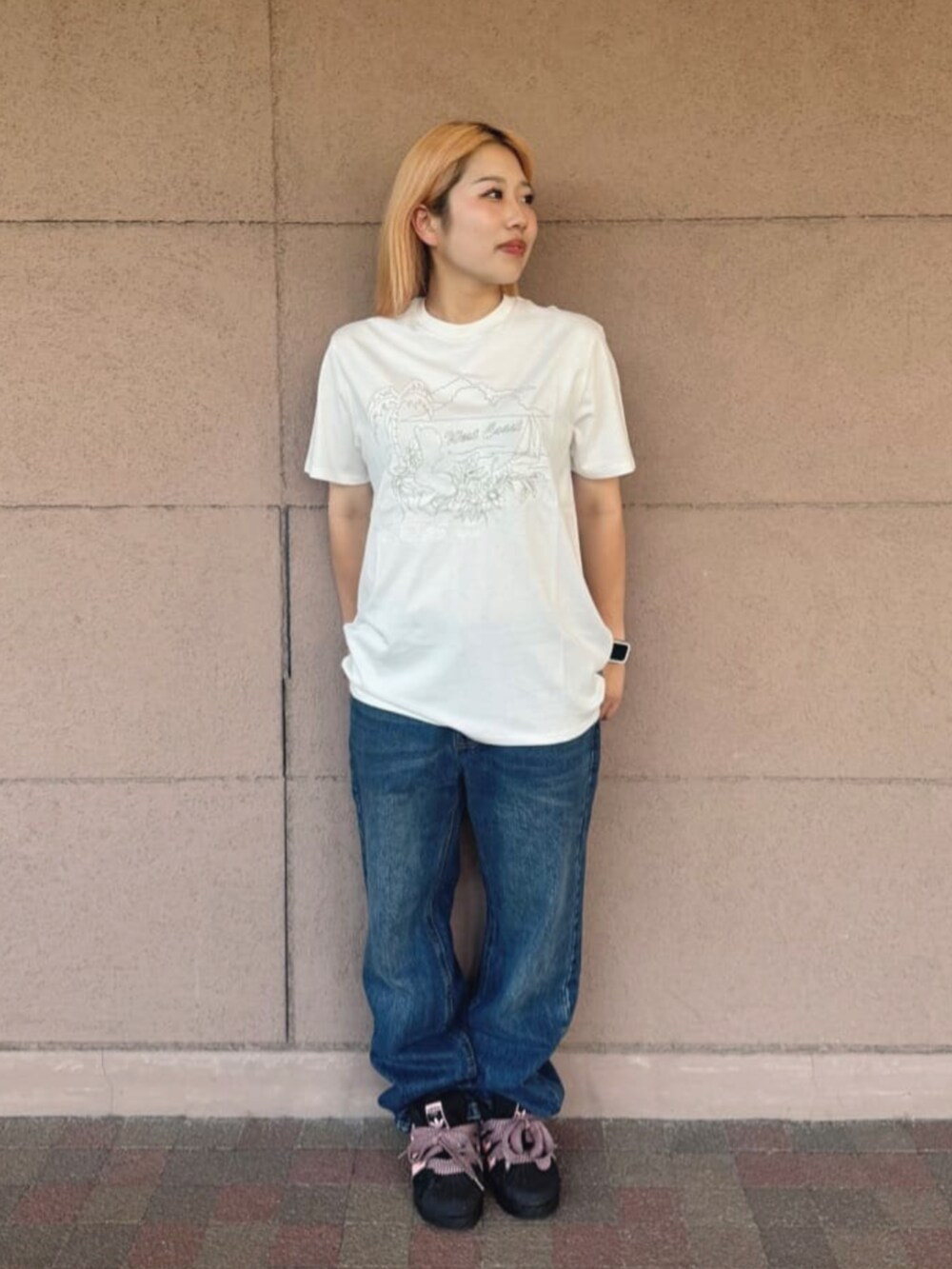 ブルー系のデニムパンツ、ホワイト系のTシャツ/カットソーを着用したレディースの夏コーディネートの4枚目の写真