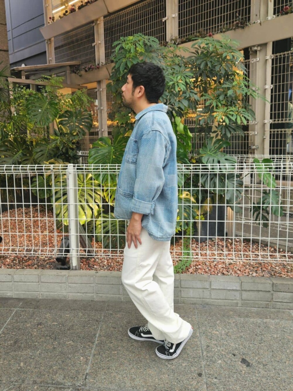 ブルー系のデニムジャケット、ブルー系のTシャツ/カットソーを着用したメンズの秋コーディネートの3枚目の写真