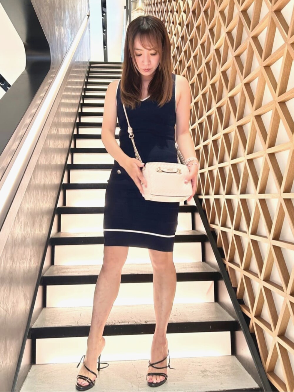 ブルー系のワンピース、ピンク系のショルダーバッグを着用したレディースの夏コーディネートの3枚目の写真