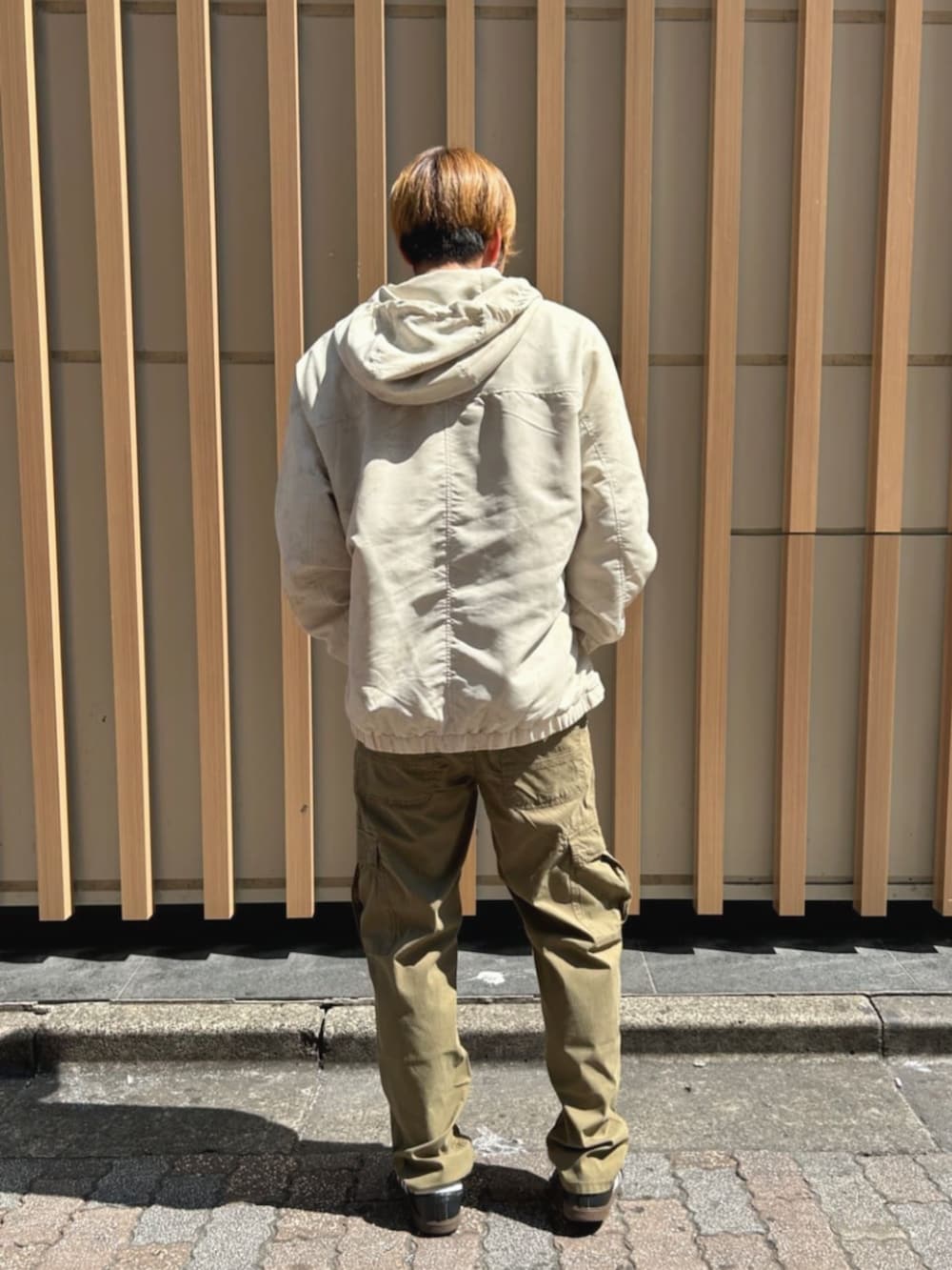 グリーン系のカーゴパンツを着用したメンズの夏コーディネートの2枚目の写真