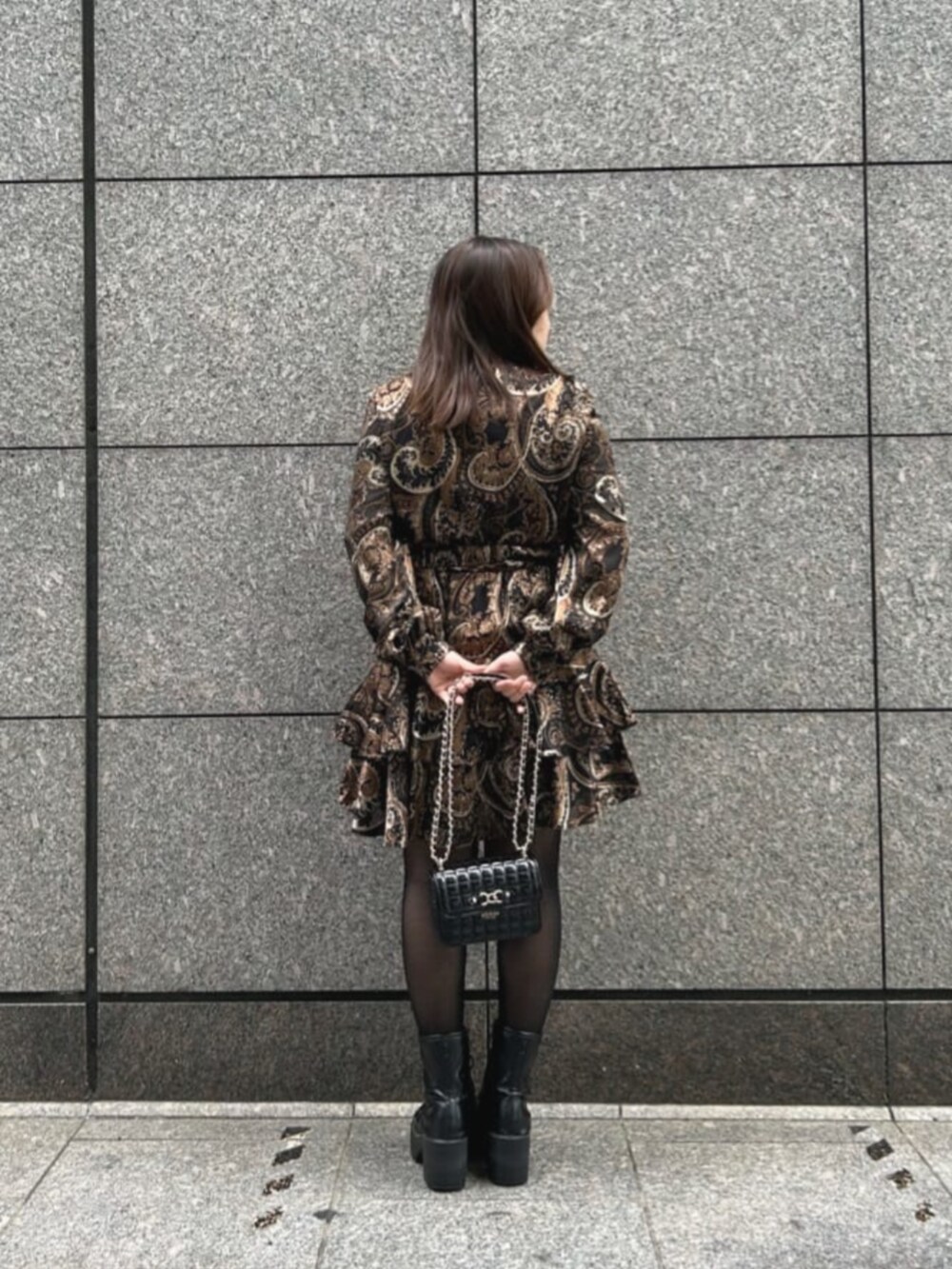 ブラウン系のワンピース、ブラック系のショルダーバッグを着用したレディースの秋コーディネートの2枚目の写真