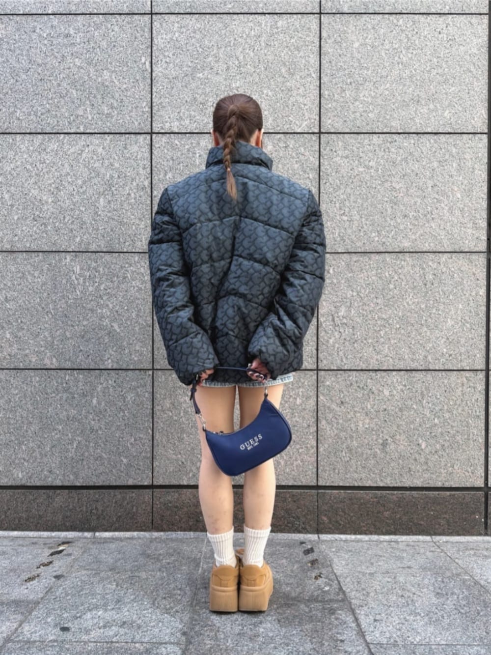 ブルー系のデニムパンツ、ブルー系のショルダーバッグ、ブルー系のスウェットを着用したレディースの冬コーディネートの2枚目の写真