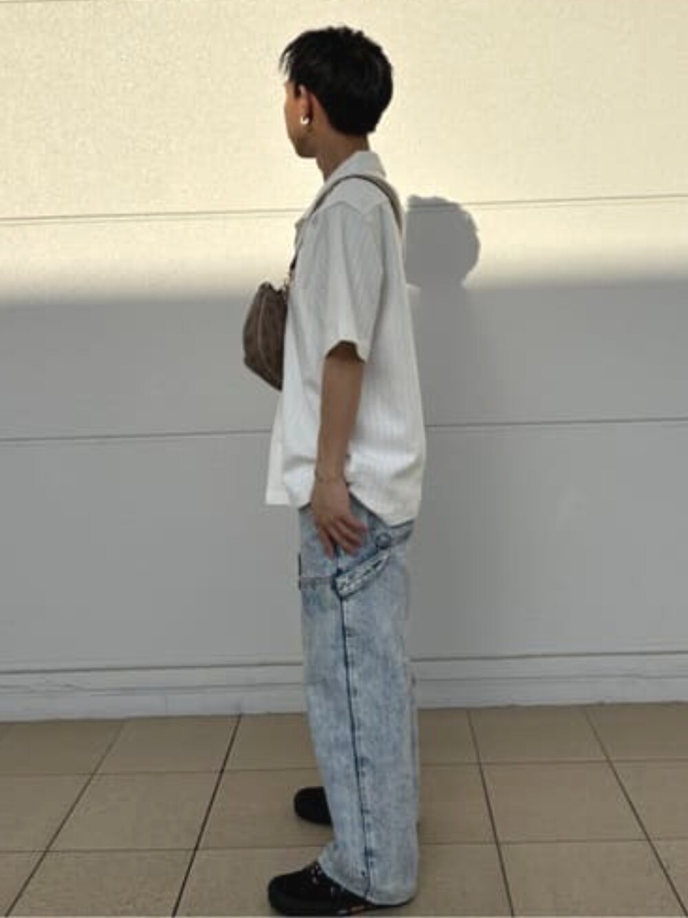 ベージュ系のボディバッグ/ウエストポーチ、ホワイト系のシャツ/ブラウスを着用したメンズの夏コーディネートの3枚目の写真