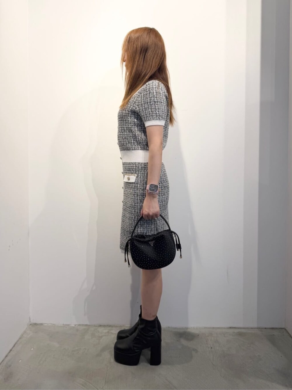 ブラック系のハンドバッグ、ブラック系のワンピースを着用したレディースの春コーディネートの3枚目の写真