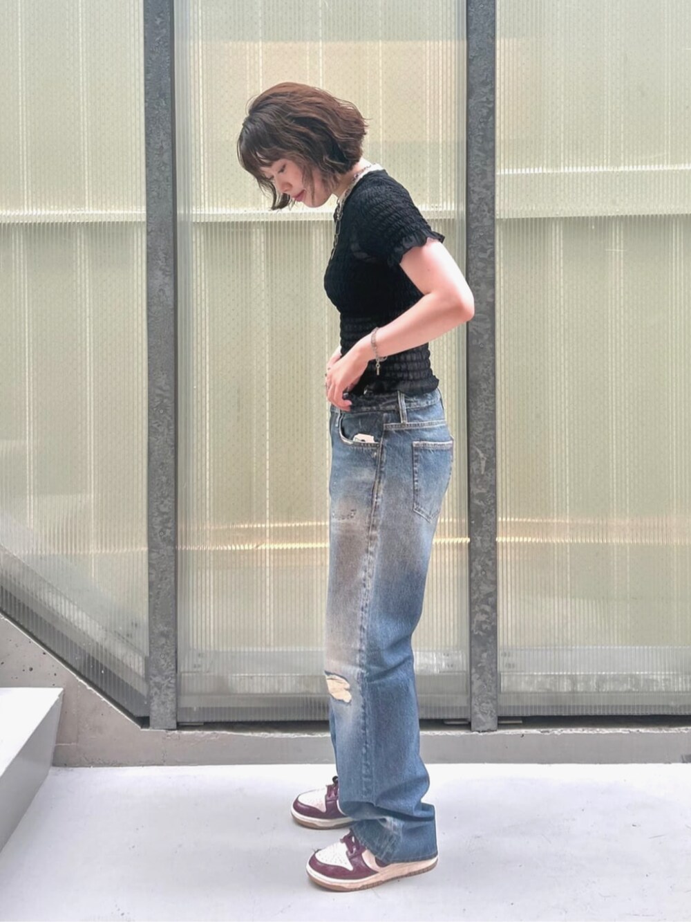 ブルー系のデニムパンツ、ブラック系のTシャツ/カットソーを着用したレディースの夏コーディネートの3枚目の写真